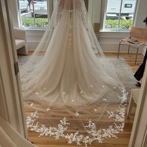 Elegant White Wedding veil with Floral Details